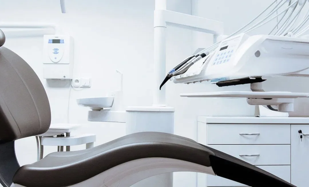 Rule 3: The 24V Separation – The Line Between Surgery and Hazard